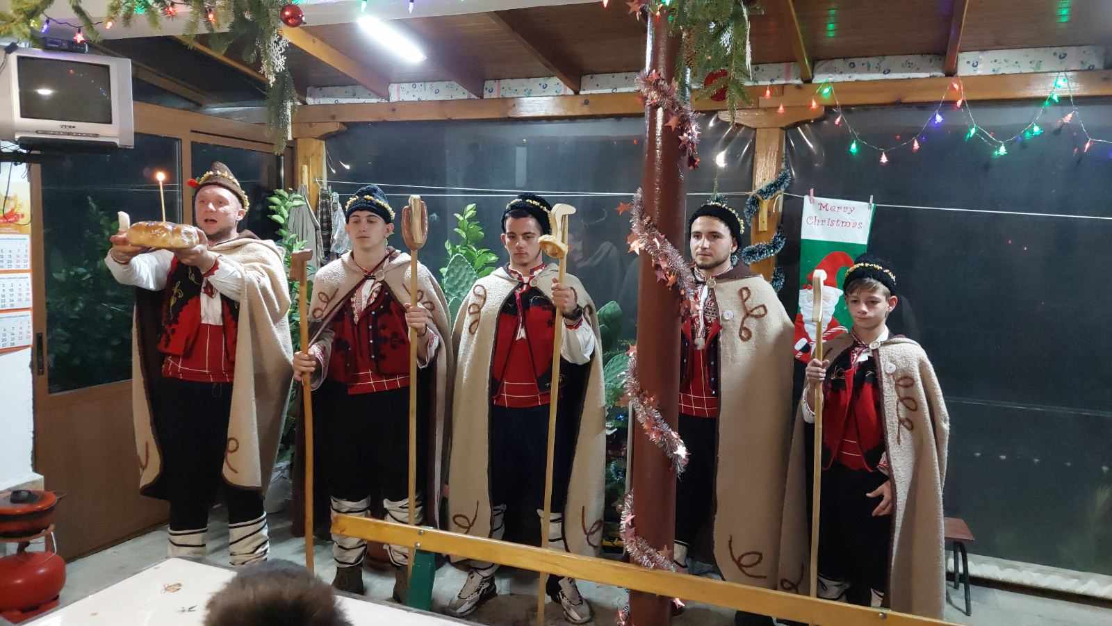 Read more about the article Коледарите благословиха домовете в Свирачи